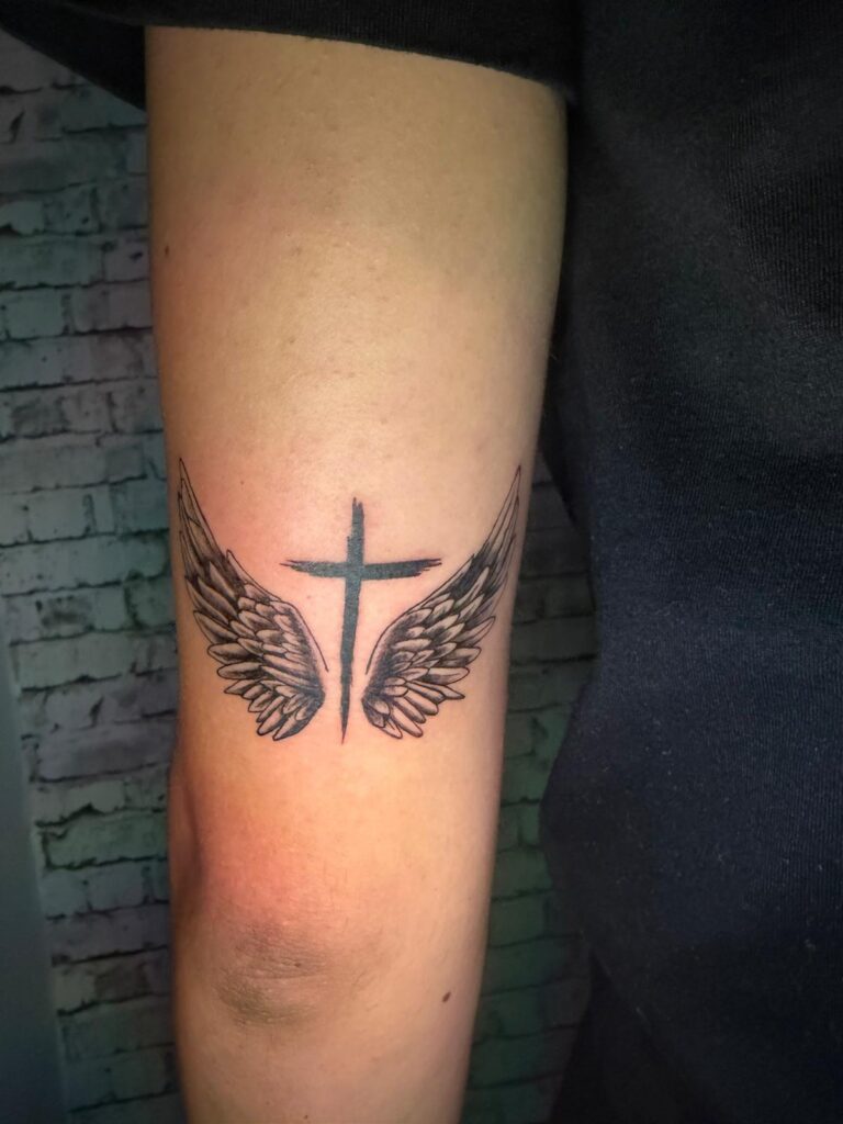 tatuaje_cruz_cristo_alas_mostoles_lagatapardatattoo