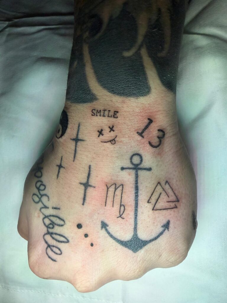 tatuaje_mano_mostoles_lagataparda