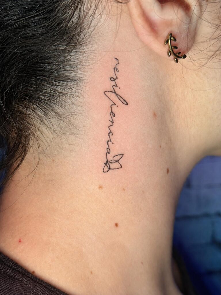 tatuaje_minimalista_linea-fina-cuello-mostoles-lagataparda