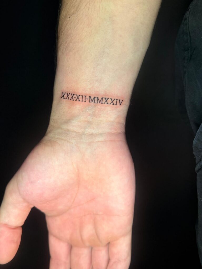 tatuaje_minimalista_linea-fina-numeros-romanos-mostoles-lagataparda